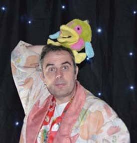 Bruno de Blasiis avec sa marionnette Oiseau