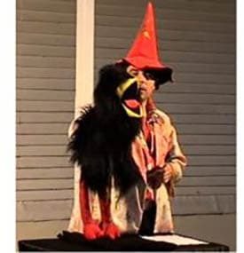 Bruno de Blasiis avec sa marionnette corbeau