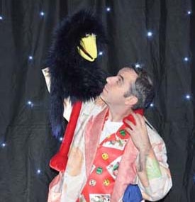 Bruno de Blasiis avec sa marionnette corbeau
