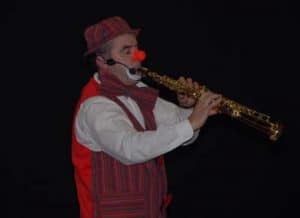 Boulochon le clown joue de la clarinette