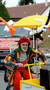 Bruno de-Blasiis habillé en clown sur son Triporteur