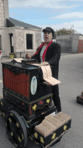 Bruno de-Blasiis joue de l'orgue de Barbarie