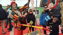 Bruno de-Blasiis habillé en clown avec son Triporteur