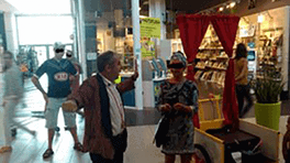 Bruno de Blasiis en magicien dans une galerie marchande